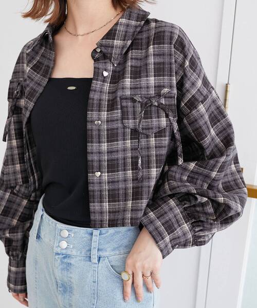 MAJESTIC LEGON(マジェスティックレゴン)の「ハートボタンリボンつきシャツ(シャツ/ブラウス・レディース・ブラック系その他/ブラウン系その他2/レッド系その他2・MEDIUM)」の1枚目の写真