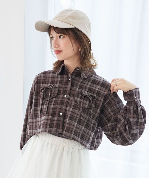 MAJESTIC LEGON(マジェスティックレゴン)の「ハートボタンリボンつきシャツ(シャツ/ブラウス・レディース・ブラック系その他/ブラウン系その他2/レッド系その他2・MEDIUM)」の2枚目の写真