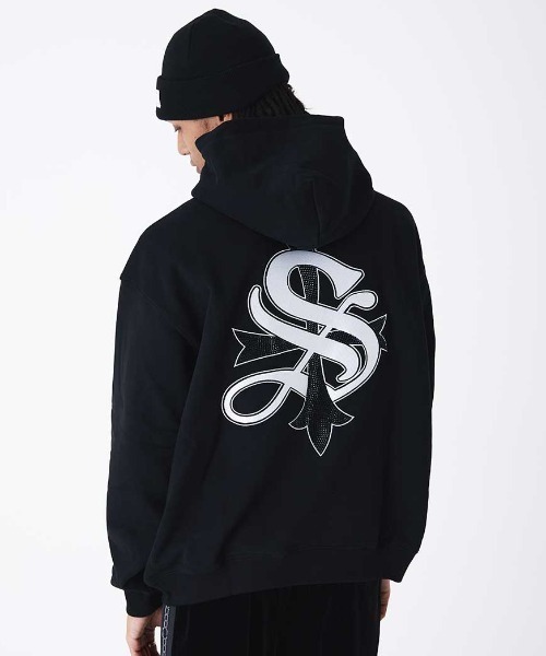 SUPPLIER(サプライヤー)の「A'GEM/9 × .kom 『SUPPLIER/サプライヤー』 Boxy Fit Cross Logo Hoodie/ボクシーフィット クロスロゴ プルオーバーパーカー(パーカー・メンズ・ブラック・XL/L/M)」の2枚目の写真
