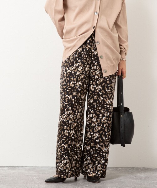 NOLLEY’S(ノーリーズ)の「ウォッシャブルレオパードプリントパンツ(その他パンツ・レディース・ブルー系その他6/ブラック系その他・38/36)」の1枚目の写真