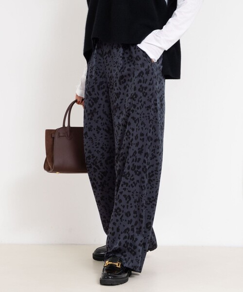 NOLLEY’S(ノーリーズ)の「ウォッシャブルレオパードプリントパンツ(その他パンツ・レディース・ブルー系その他6/ブラック系その他・38/36)」の2枚目の写真