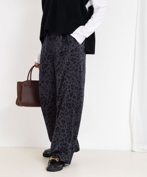 NOLLEY’S(ノーリーズ)の「ウォッシャブルレオパードプリントパンツ(その他パンツ・レディース・ブルー系その他6/ブラック系その他・38/36)」の7枚目の写真