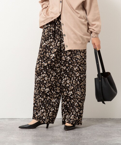 NOLLEY’S(ノーリーズ)の「ウォッシャブルレオパードプリントパンツ(その他パンツ・レディース・ブルー系その他6/ブラック系その他・38/36)」の17枚目の写真
