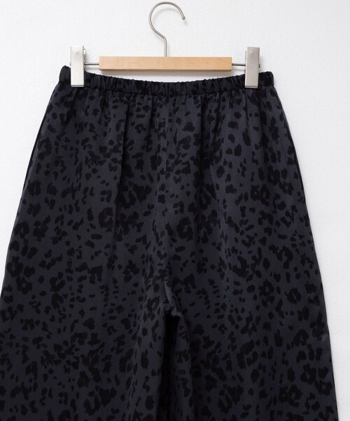NOLLEY’S(ノーリーズ)の「ウォッシャブルレオパードプリントパンツ(その他パンツ・レディース・ブルー系その他6/ブラック系その他・38/36)」の21枚目の写真
