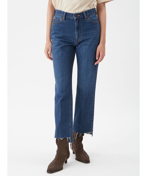 Mila Owen（ミラオーウェン）の「センタープレス裾段差デニムパンツ（デニムパンツ・レディース・ブルー/ライトブルー/ブラック・00/2/1/0）」の4枚目の写真