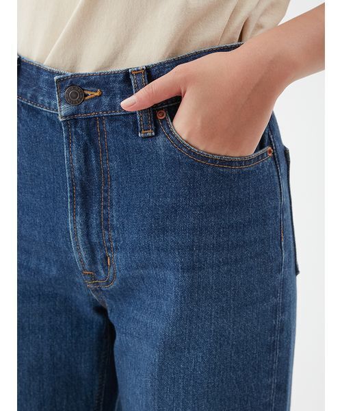 Mila Owen（ミラオーウェン）の「センタープレス裾段差デニムパンツ（デニムパンツ・レディース・ブルー/ライトブルー/ブラック・00/2/1/0）」の8枚目の写真