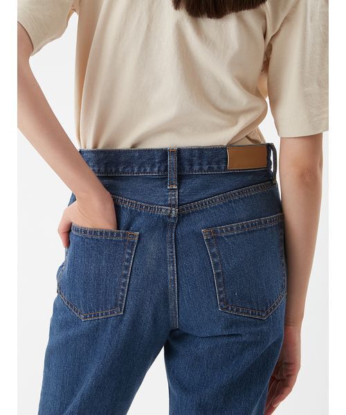 Mila Owen（ミラオーウェン）の「センタープレス裾段差デニムパンツ（デニムパンツ・レディース・ブルー/ライトブルー/ブラック・00/2/1/0）」の9枚目の写真