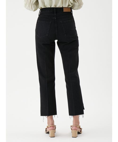 Mila Owen（ミラオーウェン）の「センタープレス裾段差デニムパンツ（デニムパンツ・レディース・ブルー/ライトブルー/ブラック・00/2/1/0）」の15枚目の写真