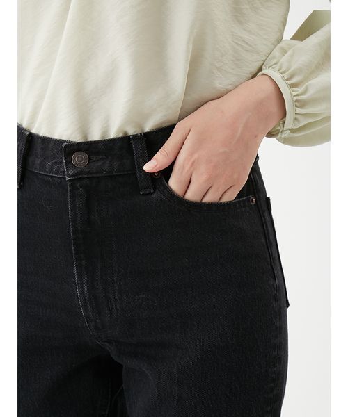 Mila Owen（ミラオーウェン）の「センタープレス裾段差デニムパンツ（デニムパンツ・レディース・ブルー/ライトブルー/ブラック・00/2/1/0）」の17枚目の写真