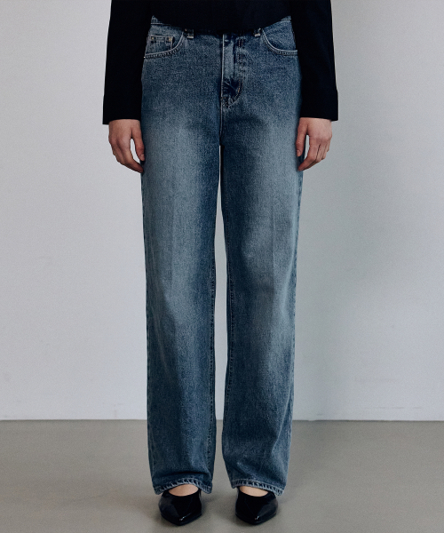 NICK&NICOLE(ニックアンドニコール)の「MINIMAL MIDRISE STRAIGHT DENIM PANTS_BLUE(デニムパンツ・レディース・その他・SMALL/MEDIUM/LARGE)」の1枚目の写真