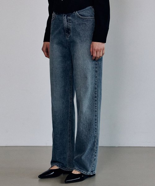 NICK&NICOLE(ニックアンドニコール)の「MINIMAL MIDRISE STRAIGHT DENIM PANTS_BLUE(デニムパンツ・レディース・その他・SMALL/MEDIUM/LARGE)」の2枚目の写真