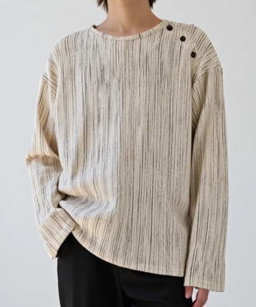 BENUSTA(ベヌスタ)の「A'GEM/9 × .kom 『BENUSTA/ベヌスタ』 Metallic Pleated Rib Top/メタリックプリーツリブトップス(Tシャツ/カットソー・メンズ・ホワイト/ブラック・FREE)」の1枚目の写真