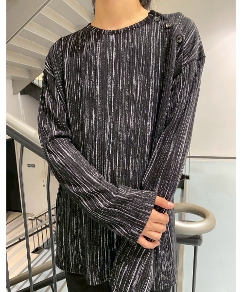 BENUSTA(ベヌスタ)の「A'GEM/9 × .kom 『BENUSTA/ベヌスタ』 Metallic Pleated Rib Top/メタリックプリーツリブトップス(Tシャツ/カットソー・メンズ・ホワイト/ブラック・FREE)」の2枚目の写真