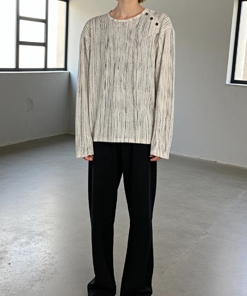BENUSTA(ベヌスタ)の「A'GEM/9 × .kom 『BENUSTA/ベヌスタ』 Metallic Pleated Rib Top/メタリックプリーツリブトップス(Tシャツ/カットソー・メンズ・ホワイト/ブラック・FREE)」の4枚目の写真