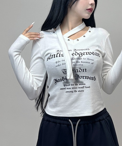 FOLLOWIN(フォロウィン)の「クロスネックスタッズロゴリブトップス(Tシャツ/カットソー・レディース・ブラック/ホワイト/ブラウン・FREE)」の2枚目の写真