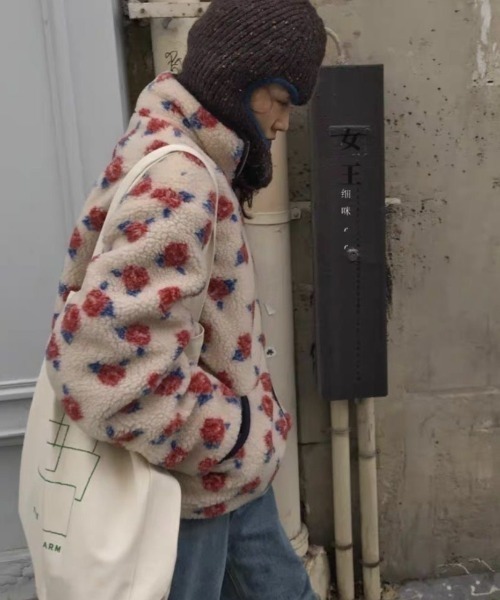 ViViDAY(ビビデー)の「バラ柄もこもこボアブルゾン(ブルゾン・レディース・アイボリー・M)」の2枚目の写真