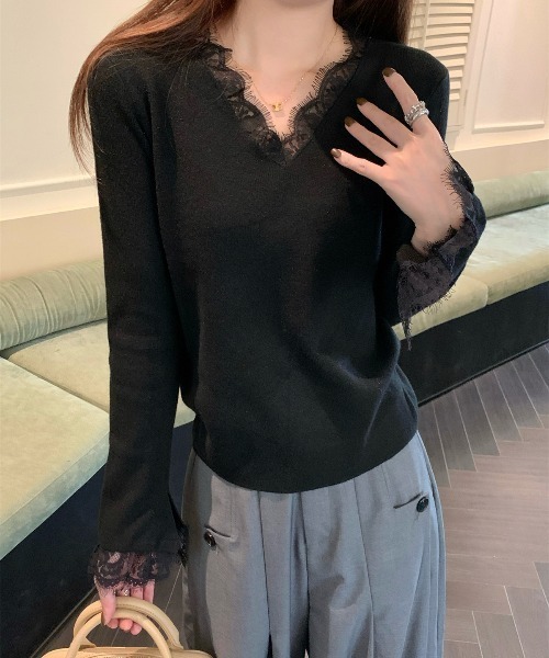 Aelina(エリナ)の「Vネックレースパッチワークニットセーター(ニット/セーター・レディース・ブラック/ベージュ/レッド/アイボリー・FREE)」の2枚目の写真