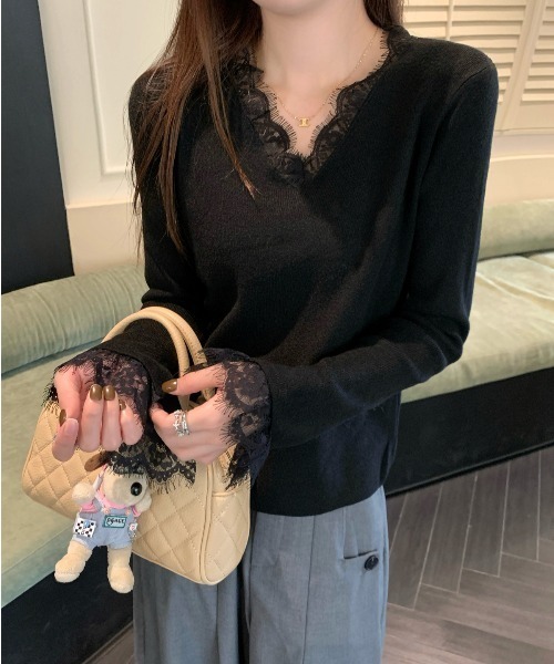 Aelina(エリナ)の「Vネックレースパッチワークニットセーター(ニット/セーター・レディース・ブラック/ベージュ/レッド/アイボリー・FREE)」の5枚目の写真