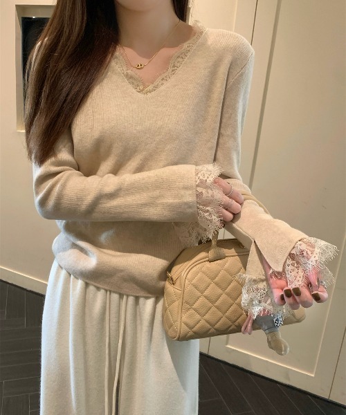 Aelina(エリナ)の「Vネックレースパッチワークニットセーター(ニット/セーター・レディース・ブラック/ベージュ/レッド/アイボリー・FREE)」の7枚目の写真