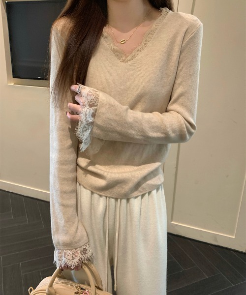Aelina(エリナ)の「Vネックレースパッチワークニットセーター(ニット/セーター・レディース・ブラック/ベージュ/レッド/アイボリー・FREE)」の8枚目の写真