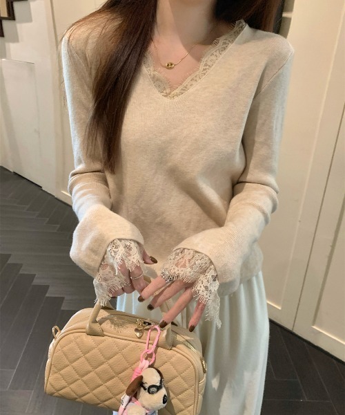 Aelina(エリナ)の「Vネックレースパッチワークニットセーター(ニット/セーター・レディース・ブラック/ベージュ/レッド/アイボリー・FREE)」の9枚目の写真
