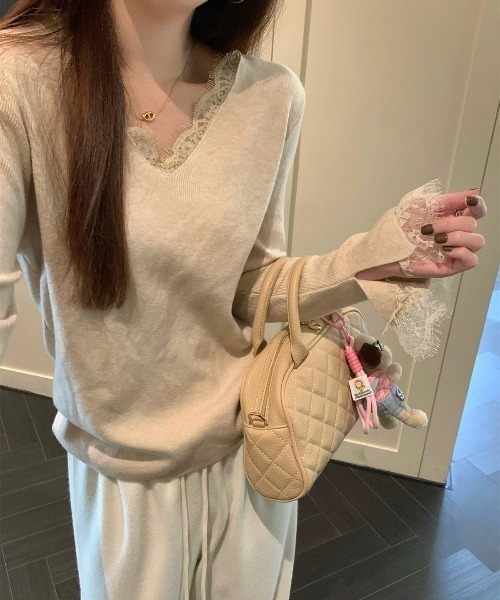 Aelina(エリナ)の「Vネックレースパッチワークニットセーター(ニット/セーター・レディース・ブラック/ベージュ/レッド/アイボリー・FREE)」の10枚目の写真