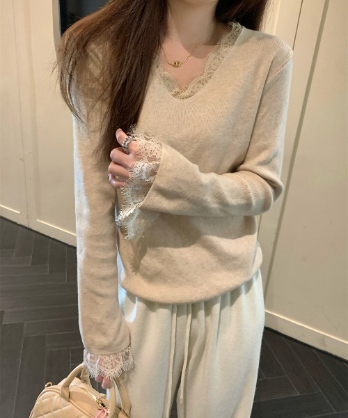 Aelina(エリナ)の「Vネックレースパッチワークニットセーター(ニット/セーター・レディース・ブラック/ベージュ/レッド/アイボリー・FREE)」の11枚目の写真