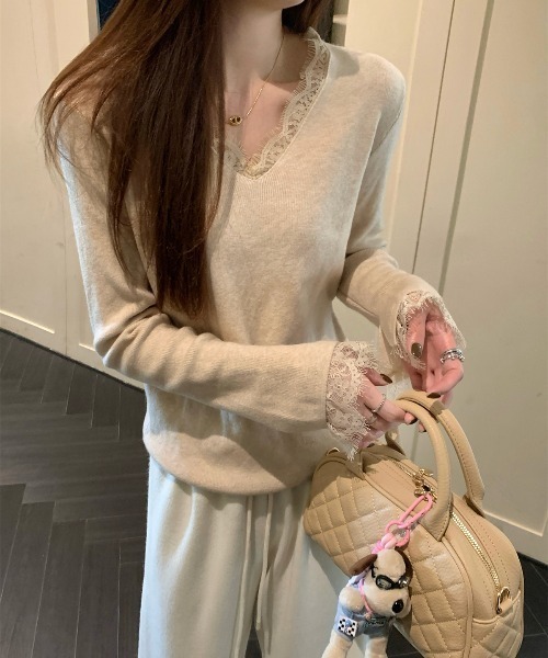 Aelina(エリナ)の「Vネックレースパッチワークニットセーター(ニット/セーター・レディース・ブラック/ベージュ/レッド/アイボリー・FREE)」の12枚目の写真