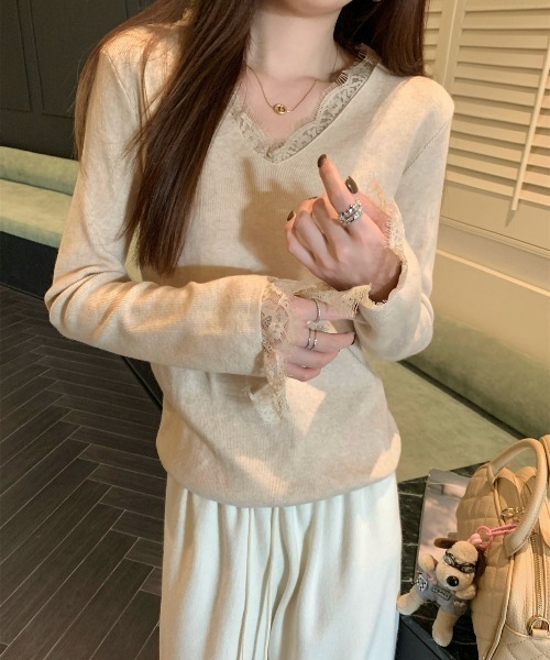 Aelina(エリナ)の「Vネックレースパッチワークニットセーター(ニット/セーター・レディース・ブラック/ベージュ/レッド/アイボリー・FREE)」の14枚目の写真