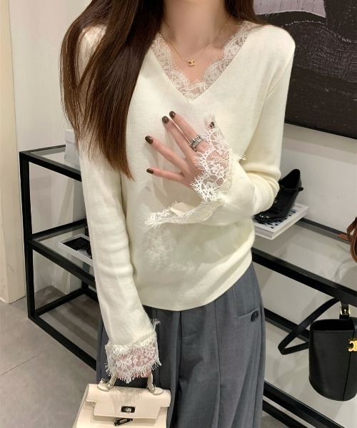 Aelina(エリナ)の「Vネックレースパッチワークニットセーター(ニット/セーター・レディース・ブラック/ベージュ/レッド/アイボリー・FREE)」の17枚目の写真