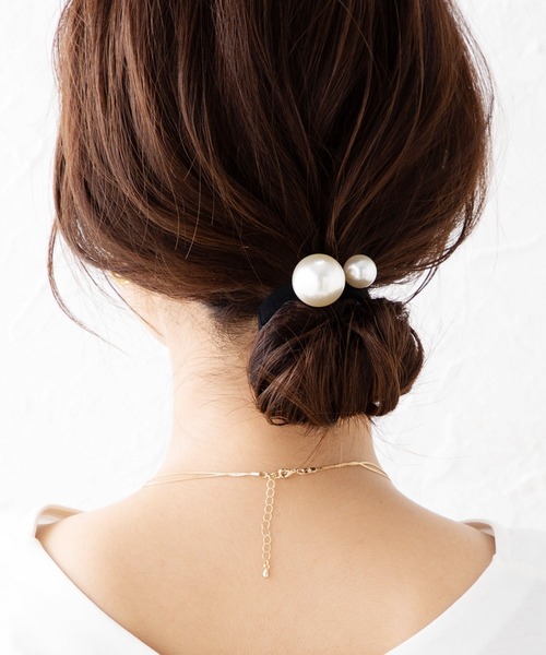 Cream dot.(クリームドット)の「大粒パールで品よく華やぐヘアゴム(ヘアゴム・レディース・ブラック・ONE SIZE)」の1枚目の写真