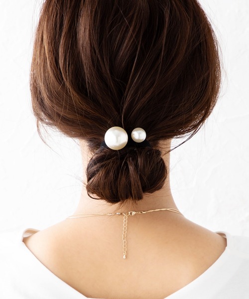 Cream dot.(クリームドット)の「大粒パールで品よく華やぐヘアゴム(ヘアゴム・レディース・ブラック・ONE SIZE)」の3枚目の写真