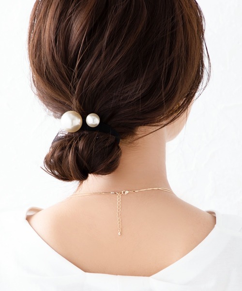 Cream dot.(クリームドット)の「大粒パールで品よく華やぐヘアゴム(ヘアゴム・レディース・ブラック・ONE SIZE)」の4枚目の写真