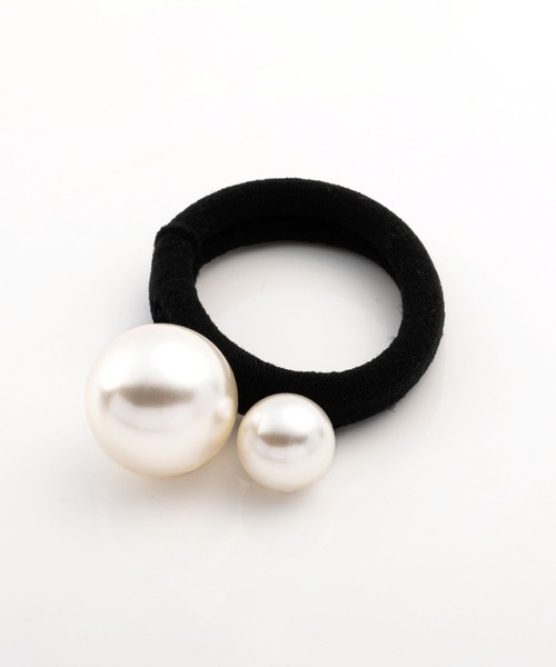Cream dot.(クリームドット)の「大粒パールで品よく華やぐヘアゴム(ヘアゴム・レディース・ブラック・ONE SIZE)」の5枚目の写真