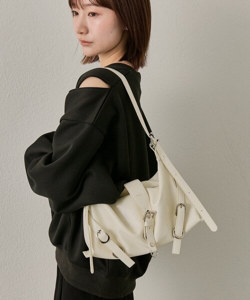 mline（エムライン）の「loti ベルトデザインショルダーBAG（ショルダーバッグ・レディース・アイボリー・ONE SIZE）」の2枚目の写真