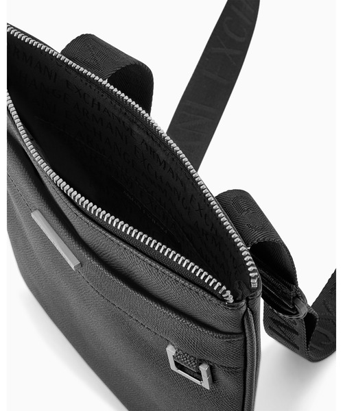 ARMANI EXCHANGE（アルマーニエクスチェンジ）の「【A|X アルマーニ エクスチェンジ】AXロゴ フラットショルダーバッグ（ショルダーバッグ・メンズ・ブラック・FREE）」の5枚目の写真