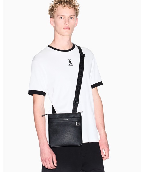ARMANI EXCHANGE（アルマーニエクスチェンジ）の「【A|X アルマーニ エクスチェンジ】AXロゴ フラットショルダーバッグ（ショルダーバッグ・メンズ・ブラック・FREE）」の7枚目の写真