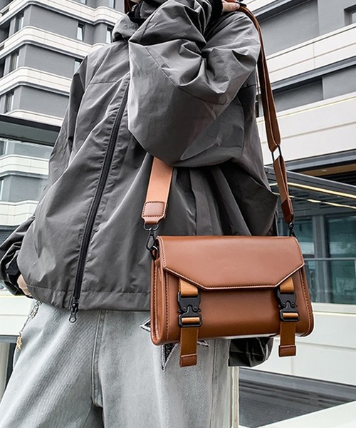 WESTBOY(ウエストボーイ)の「ユニセックス マット フェイクレザー スクエアショルダーバッグ WO25W12BG13(ショルダーバッグ・メンズ・ブラック/ブラウン・FREE)」の2枚目の写真