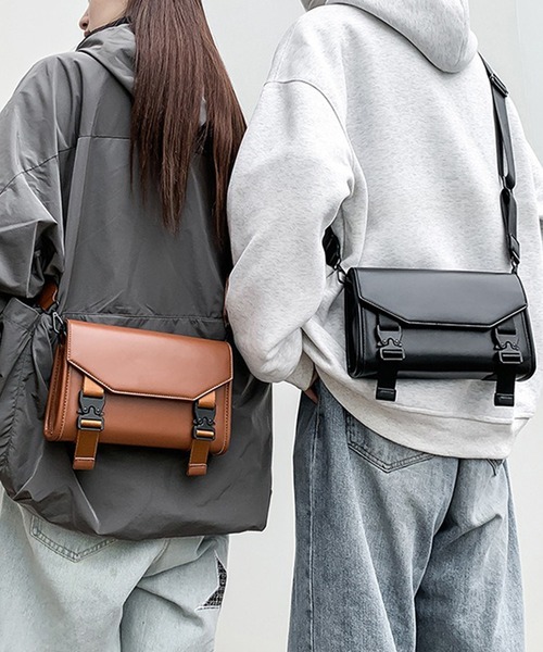 WESTBOY(ウエストボーイ)の「ユニセックス マット フェイクレザー スクエアショルダーバッグ WO25W12BG13(ショルダーバッグ・メンズ・ブラック/ブラウン・FREE)」の13枚目の写真