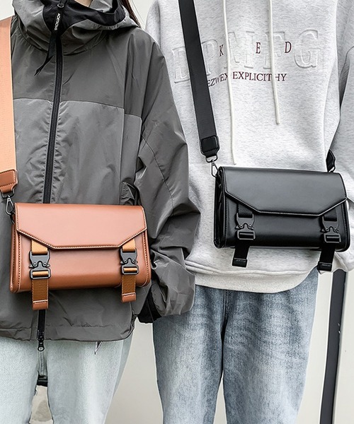 WESTBOY(ウエストボーイ)の「ユニセックス マット フェイクレザー スクエアショルダーバッグ WO25W12BG13(ショルダーバッグ・メンズ・ブラック/ブラウン・FREE)」の14枚目の写真