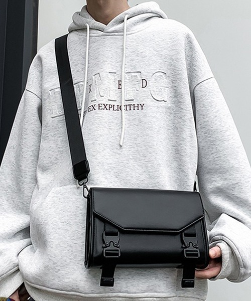WESTBOY(ウエストボーイ)の「ユニセックス マット フェイクレザー スクエアショルダーバッグ WO25W12BG13(ショルダーバッグ・メンズ・ブラック/ブラウン・FREE)」の3枚目の写真