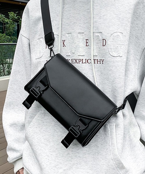 WESTBOY(ウエストボーイ)の「ユニセックス マット フェイクレザー スクエアショルダーバッグ WO25W12BG13(ショルダーバッグ・メンズ・ブラック/ブラウン・FREE)」の6枚目の写真