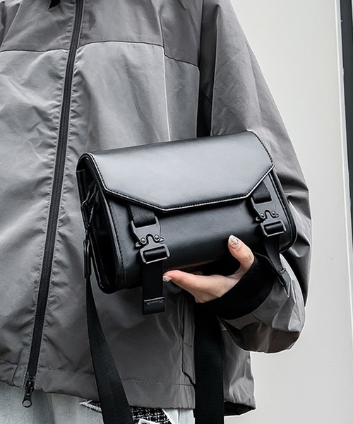 WESTBOY(ウエストボーイ)の「ユニセックス マット フェイクレザー スクエアショルダーバッグ WO25W12BG13(ショルダーバッグ・メンズ・ブラック/ブラウン・FREE)」の7枚目の写真