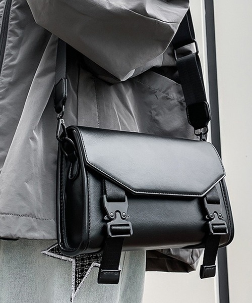 WESTBOY(ウエストボーイ)の「ユニセックス マット フェイクレザー スクエアショルダーバッグ WO25W12BG13(ショルダーバッグ・メンズ・ブラック/ブラウン・FREE)」の8枚目の写真