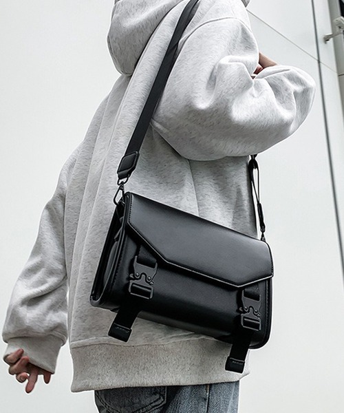 WESTBOY(ウエストボーイ)の「ユニセックス マット フェイクレザー スクエアショルダーバッグ WO25W12BG13(ショルダーバッグ・メンズ・ブラック/ブラウン・FREE)」の4枚目の写真