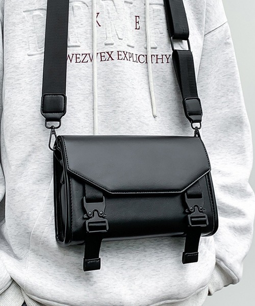 WESTBOY(ウエストボーイ)の「ユニセックス マット フェイクレザー スクエアショルダーバッグ WO25W12BG13(ショルダーバッグ・メンズ・ブラック/ブラウン・FREE)」の9枚目の写真