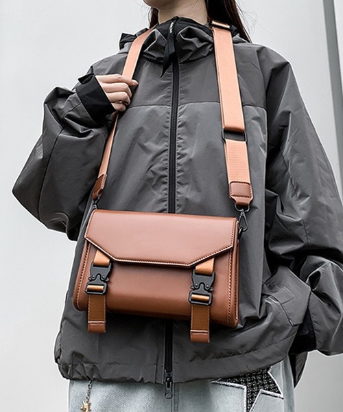 WESTBOY(ウエストボーイ)の「ユニセックス マット フェイクレザー スクエアショルダーバッグ WO25W12BG13(ショルダーバッグ・メンズ・ブラック/ブラウン・FREE)」の10枚目の写真