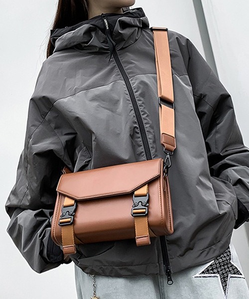 WESTBOY(ウエストボーイ)の「ユニセックス マット フェイクレザー スクエアショルダーバッグ WO25W12BG13(ショルダーバッグ・メンズ・ブラック/ブラウン・FREE)」の12枚目の写真