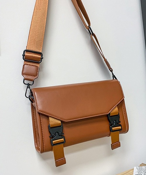 WESTBOY(ウエストボーイ)の「ユニセックス マット フェイクレザー スクエアショルダーバッグ WO25W12BG13(ショルダーバッグ・メンズ・ブラック/ブラウン・FREE)」の19枚目の写真