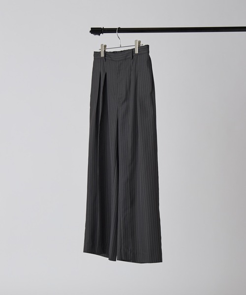 Lui's(ルイス)の「【Neucon】PINSTRIPE 2TUCK WIDE SLACKS / ピンストライプ2タックワイドスラックス / セットアップ対応(スラックス・メンズ・チャコールグレー/ブラック・1/2)」の16枚目の写真